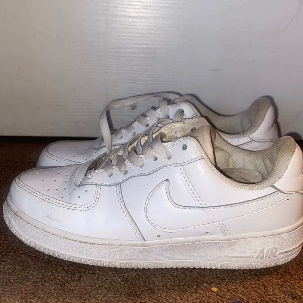 NIKE AIR FORCE 1 SIZE 7 WMNS (SIZE 5 KIDS) BEATERS